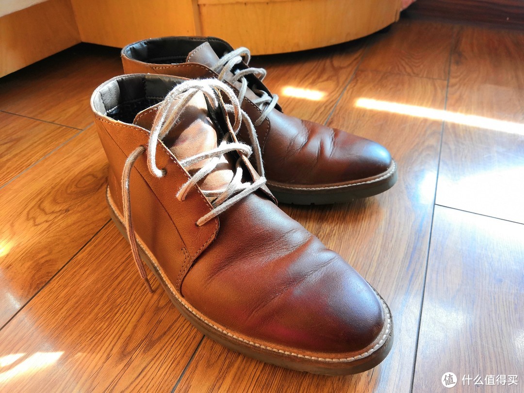 皮鞋 篇一：Clarks Chukka靴入手，削足适履差一点，得体舒适有几分。