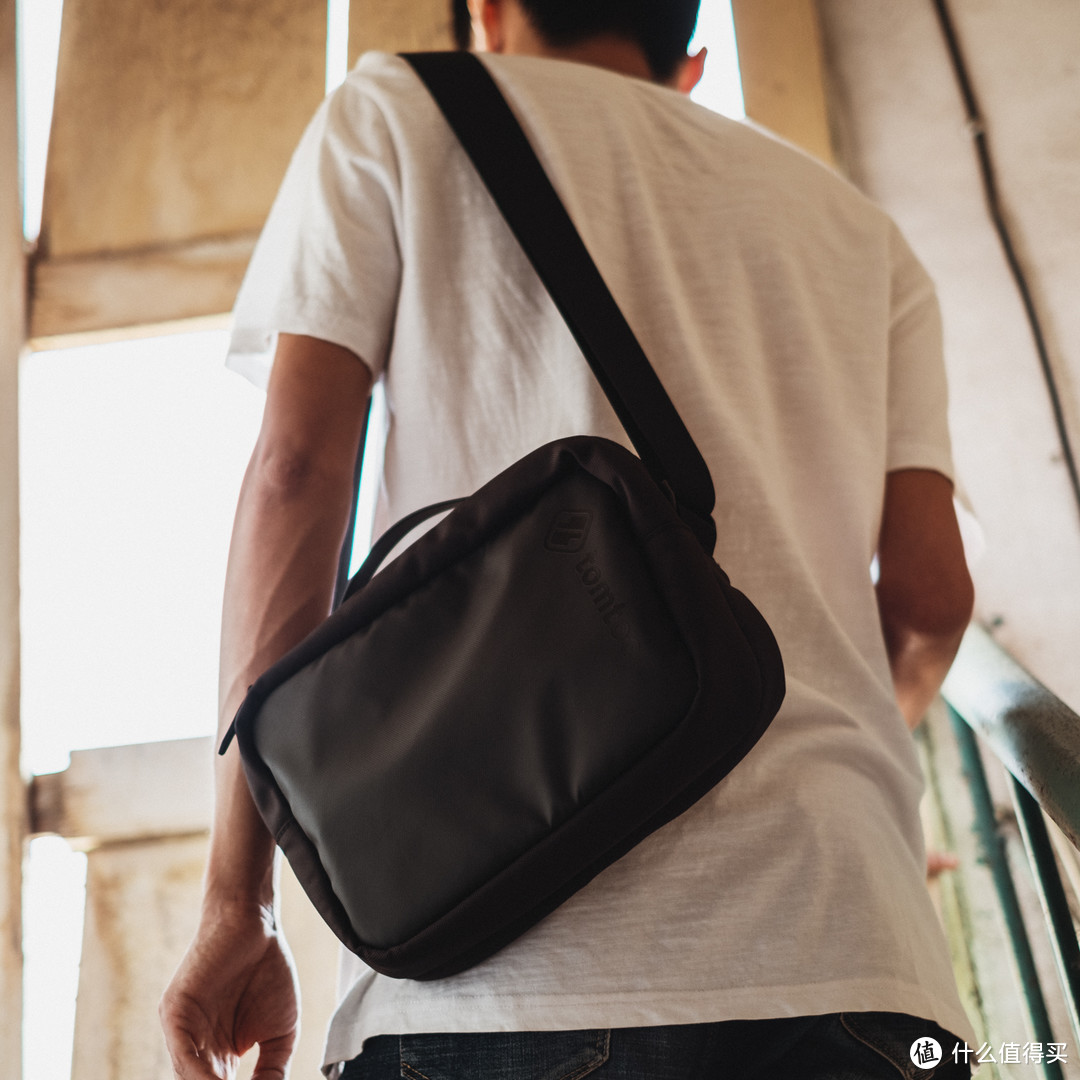 日常出行就需要一款舒适、大空间的“颜值有料”背包：tomtoc 曜石单肩背包