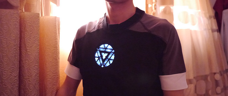 【真人秀】男人的“胸”器：Iron Man 3 Deluxe Hero Tony Stark 钢铁侠 3 托尼·斯塔克 LED发光T恤