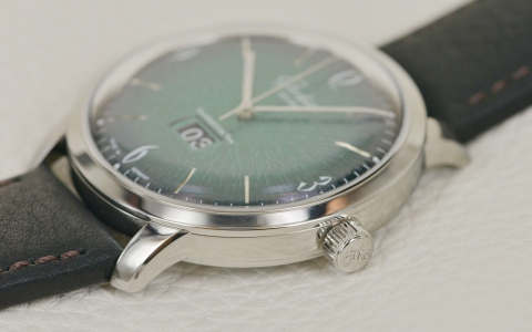 复古绿重温60年代的美好 格拉苏蒂原创Sixties腕表