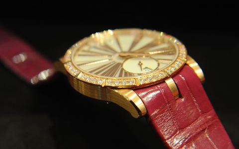 罗杰杜彼王者系列玫瑰金镶钻自动腕表现货 更会有玫瑰金同款腕表正在热卖