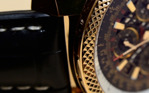 独一无二 百年灵推出宾利B06皮带计时腕表