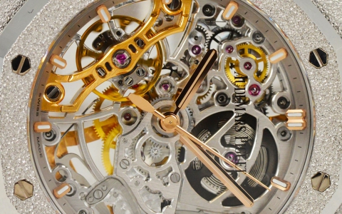 古老工艺的璀璨演绎 品鉴爱彼皇家橡树系列双摆轮镂空腕表