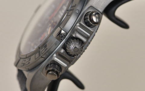 全新演绎 百年灵终极计时黑钢腕表(Chronomat 44 Blacksteel)