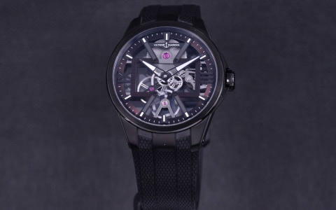 酷黑有型 品鉴雅典表镂空X黑色钛金属腕表