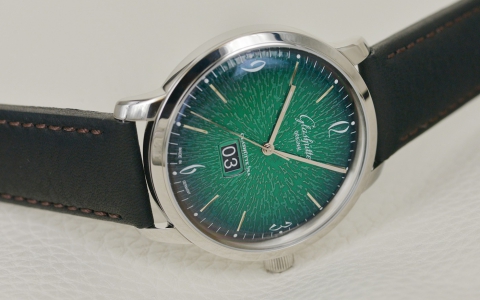 复古绿重温60年代的美好 格拉苏蒂原创Sixties腕表