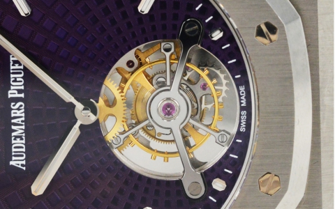 全新演绎的格纹变化 品鉴爱彼皇家橡树系列超薄陀飞轮腕表